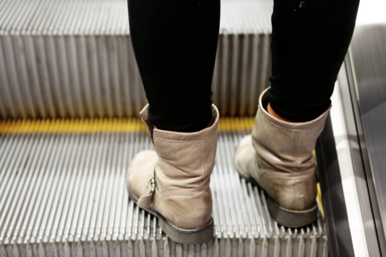 escalator, boot, feet-569146.jpg